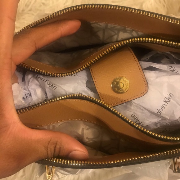 Calvin Klein Crossbody Handbag - Picture 3 of 8